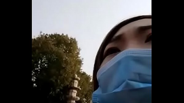 Cette belle chinoise se promène dans les bois, rencontre un inconnu, le suce et se fait démonter la chatte en position debout