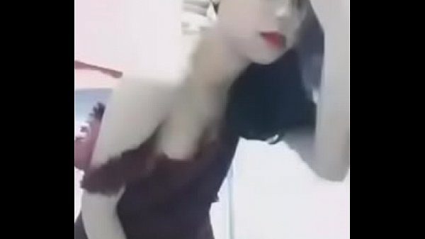 Jolie vietnamienne en robe rouge s’amuse avec son petit copain et lui dévoile son corps tout en se laissant filmer